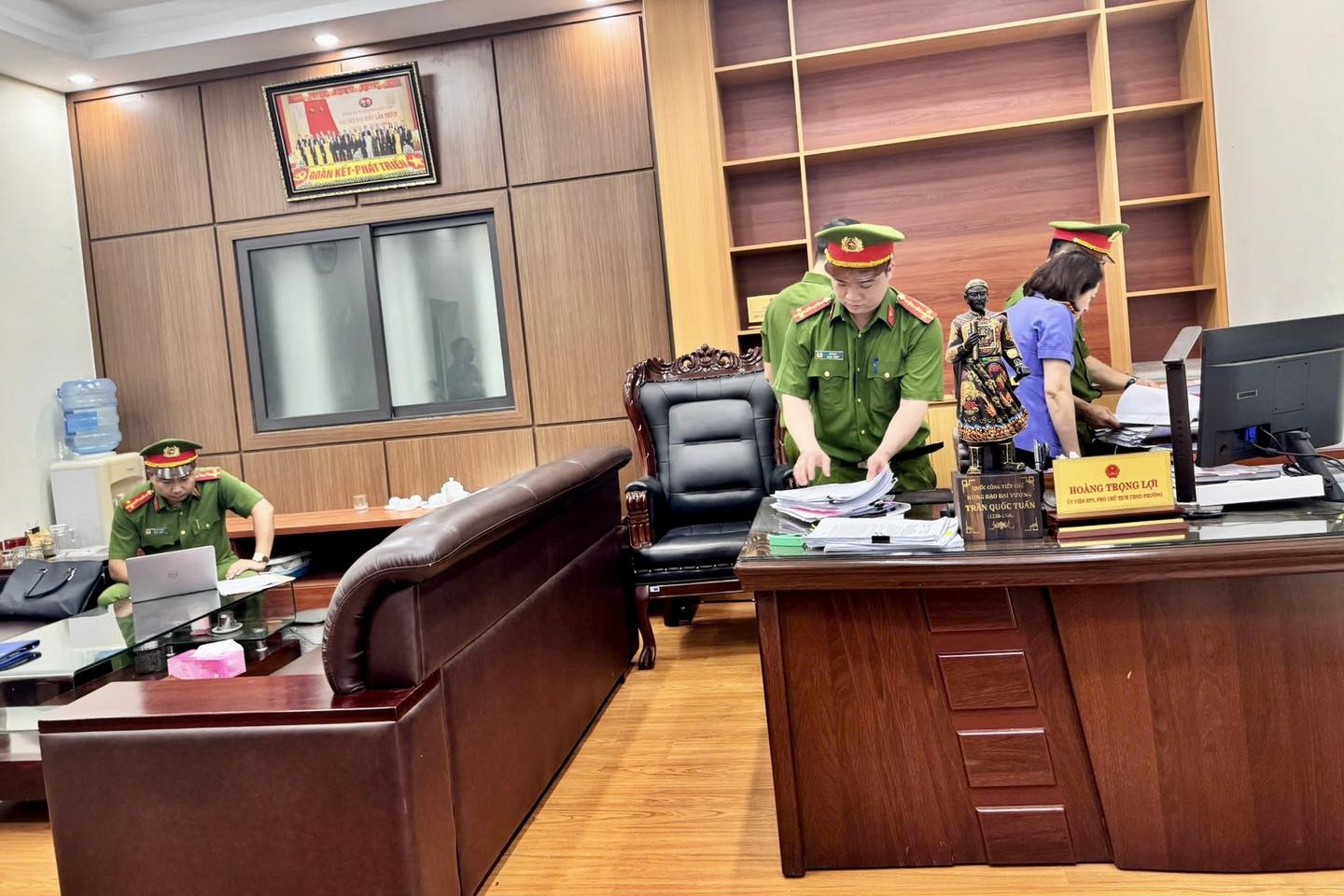 xa hoi den,  nup bong doanh nghiep,  Hoang Trong Loi anh 4