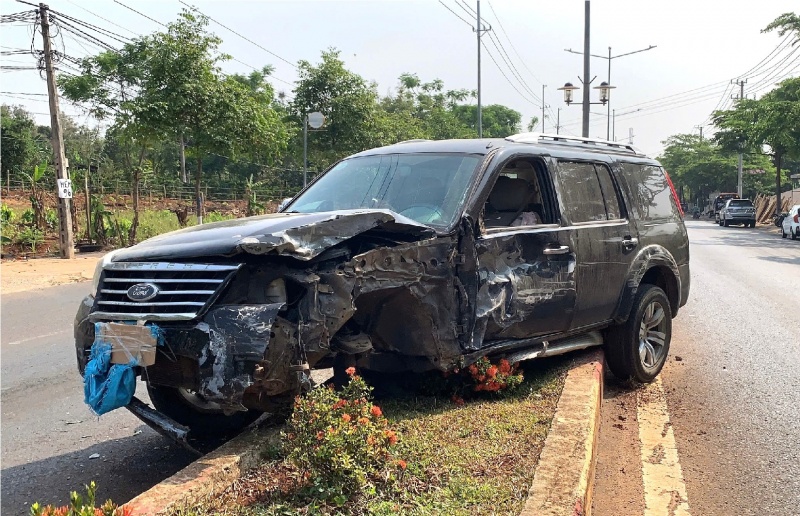 Hai thanh nien ru nhau di trom oto du khong biet lai hinh anh