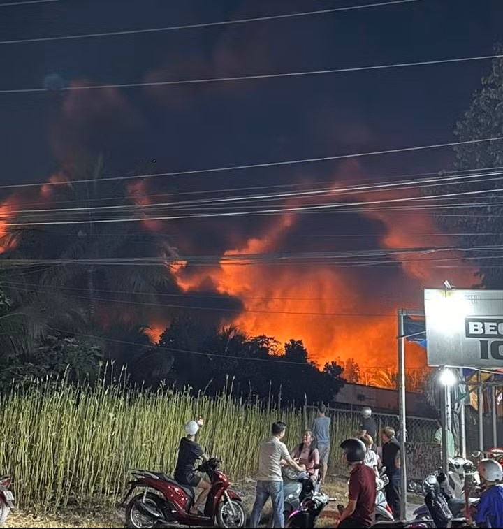 Cháy công ty sơn ảnh 2 Chay cong ty son anh 2