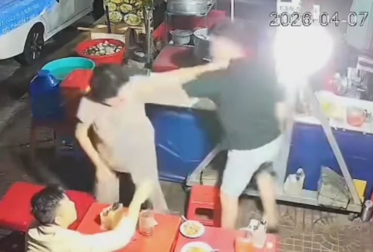 Can canh thanh nien nho nuoc bot vao nguoi phu nu lon tuoi hinh anh