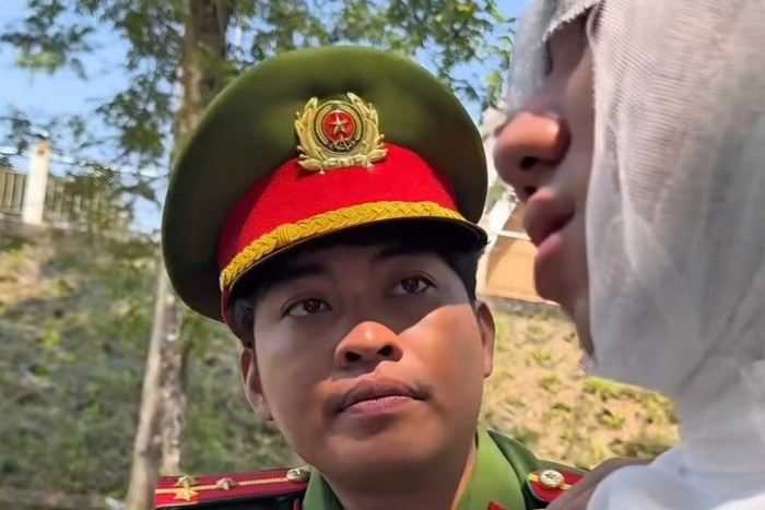 Cong an xa o Hue lam clip tuyen truyen giao thong nhu phim dien anh hinh anh