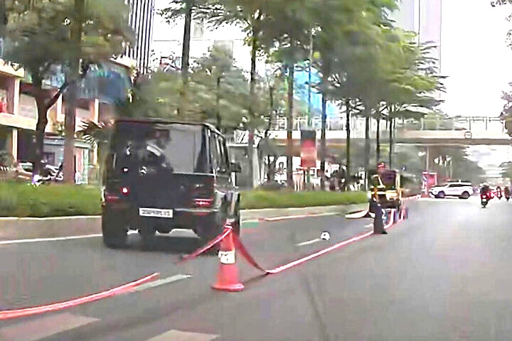 Xe Mercedes G63 tong cu ong di bo sang duong tu vong hinh anh