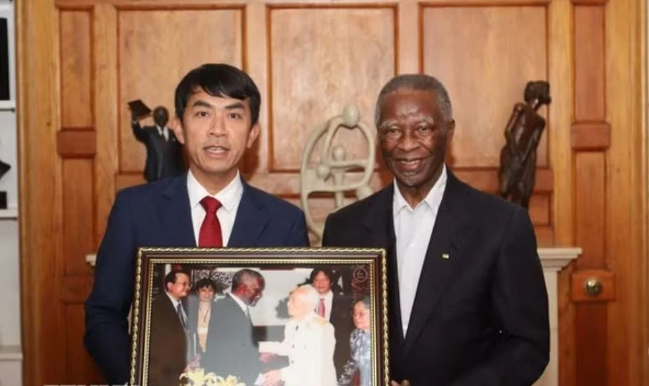 Cuu Tong thong Nam Phi nhan qua tu gia dinh Dai tuong Vo Nguyen Giap hinh anh