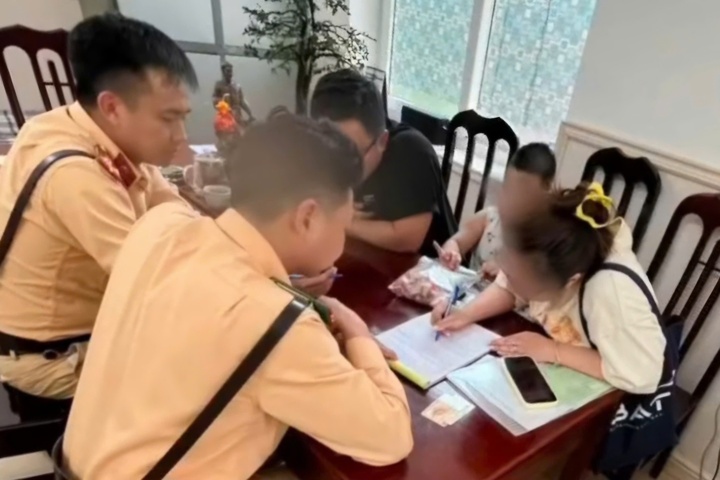 Di nguoc chieu, nu tai xe bi phat 20 trieu dong hinh anh