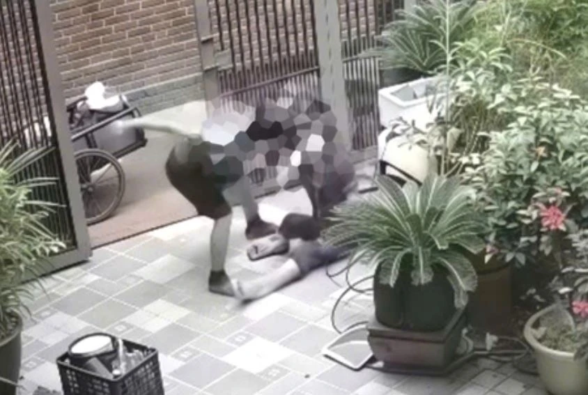 Chong danh vo da man tu ngoai san vao trong nha hinh anh