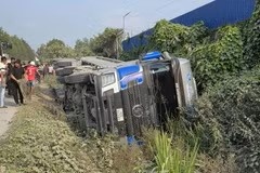 Xe cho da de vao oto con, mot nguoi tu vong hinh anh