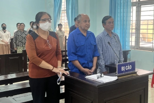 Cuu giam doc Cong ty Tan Tan cung vo va em trai lanh an hinh anh