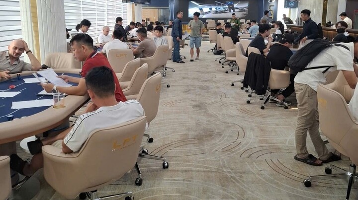 2 nguoi nuoc ngoai to chuc giai Poker trai phep trong khach san hinh anh