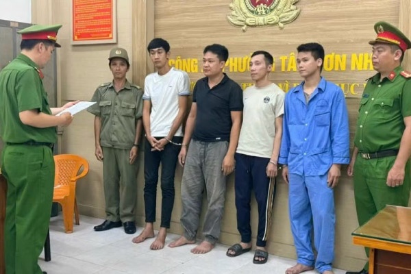 Au da tu viec nu nhan vien quan bia bi khach ham doa hinh anh