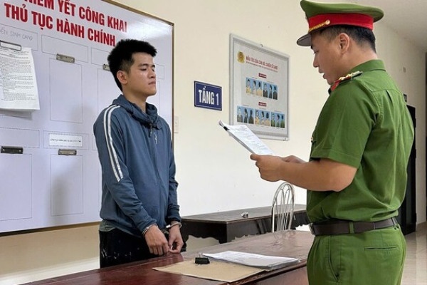 Nam thanh nien len mang dat mua so do gia roi dem di lua dao hinh anh