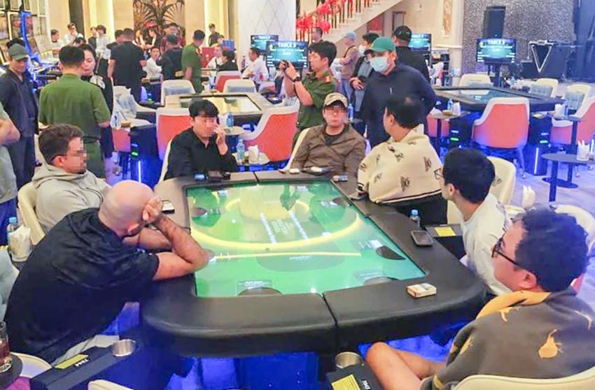 Nhieu nguoi nuoc ngoai danh bac tai khach san Sheraton Nha Trang hinh anh