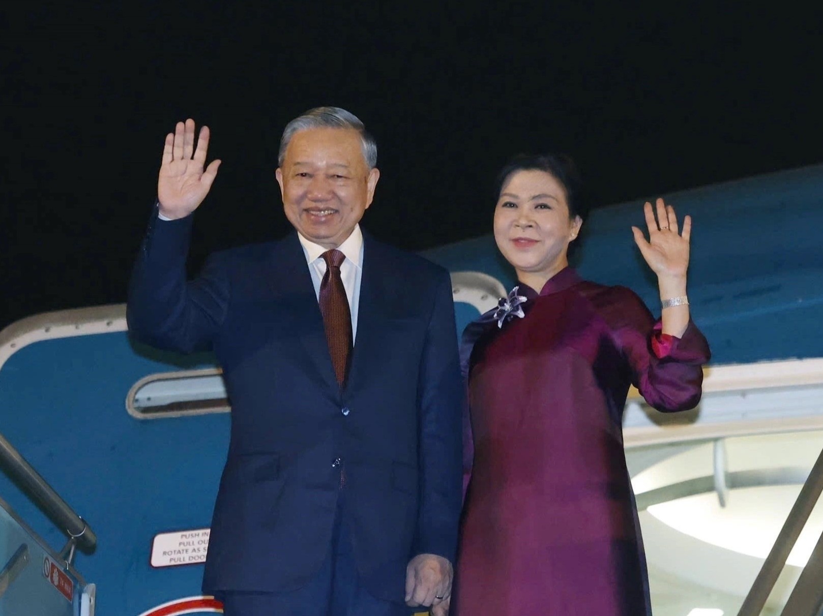 Tong Bi thu, Chu tich nuoc va Phu nhan len duong tham Trung Quoc hinh anh