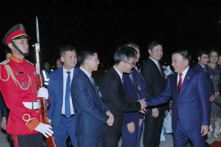 Thuong truc Ban Bi thu den san bay Techo, bat dau tham Campuchia hinh anh