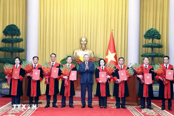 Tong Bi thu, Chu tich nuoc trao quyet dinh Tham phan TAND toi cao hinh anh