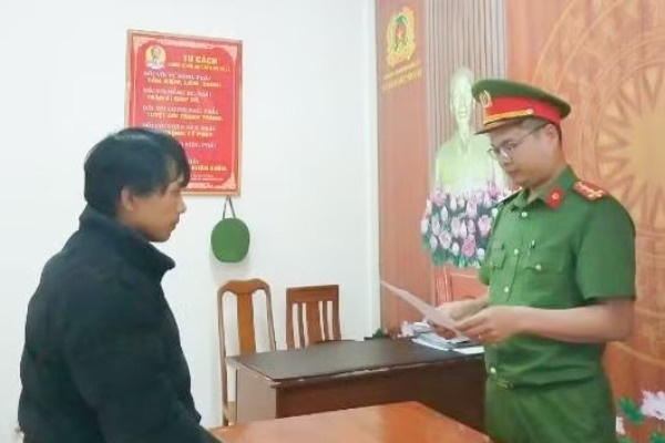 Tam giam 2 doi tuong gia danh cong an dung sung nhua cuop xe may hinh anh