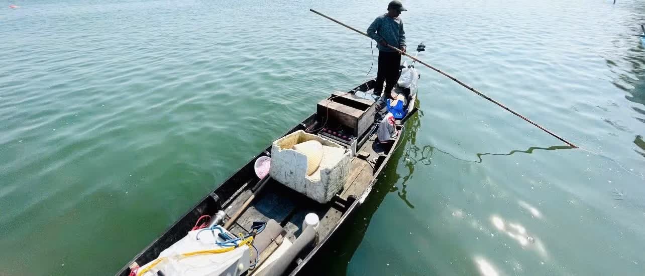 Dung dien cham ca tren song, nguoi dan ong bi xu phat 7,5 trieu dong hinh anh