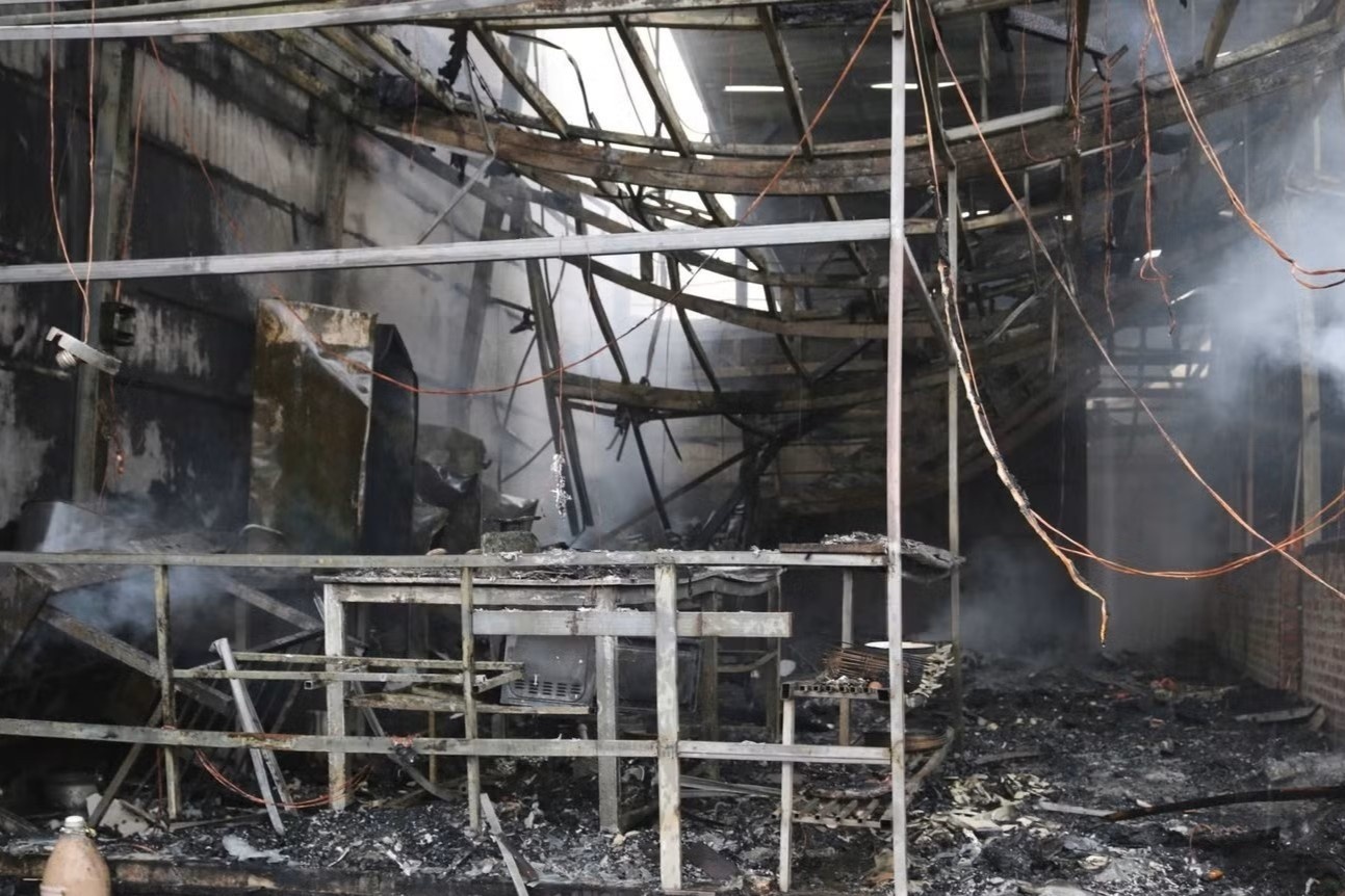 Bo cua cuu nha hang xom, vo chong trang tay sau vu chay hinh anh