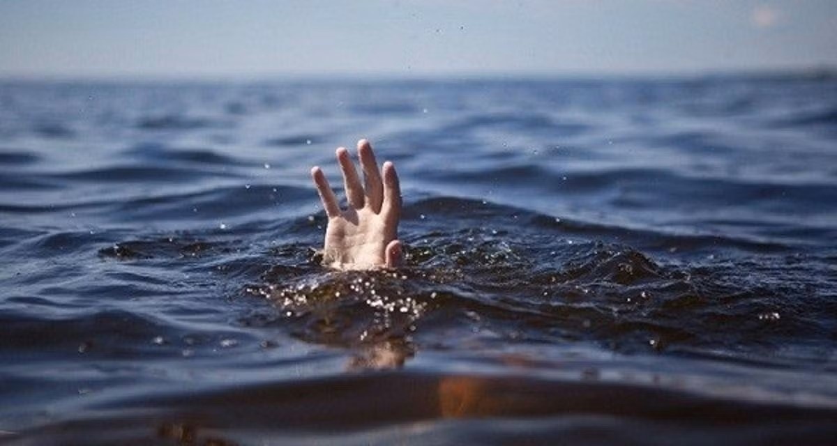 Ve nha nguoi than choi, hai chau nho chet duoi hinh anh