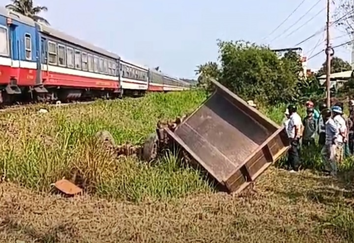 Tau hoa hat vang xe cong nong, be 10 tuoi tu vong hinh anh