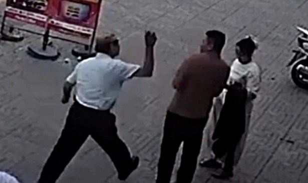 Tai xe taxi dung gach tan cong khach o Nghe An hinh anh