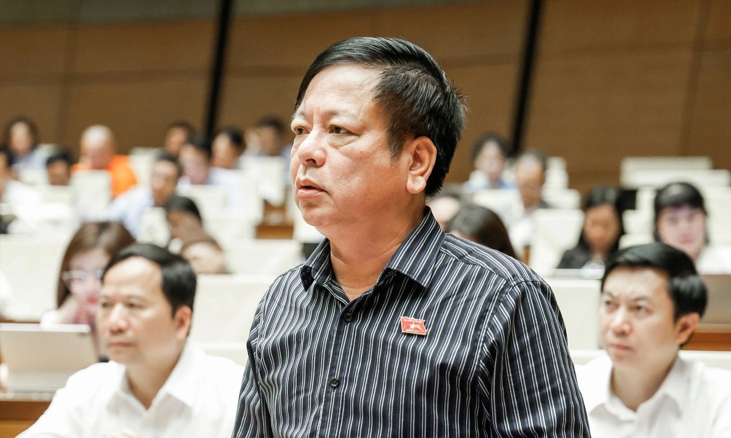 DBQH: Chu tich xa di hop dai ngay, ai ky giay chung tu cho dan? hinh anh