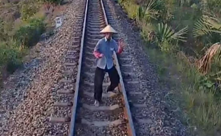 Nguoi phu nu tu vong giua duong ray tau hoa hinh anh