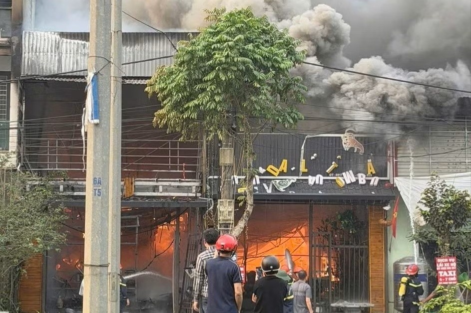 Nha hang Cua Song chay lon hinh anh