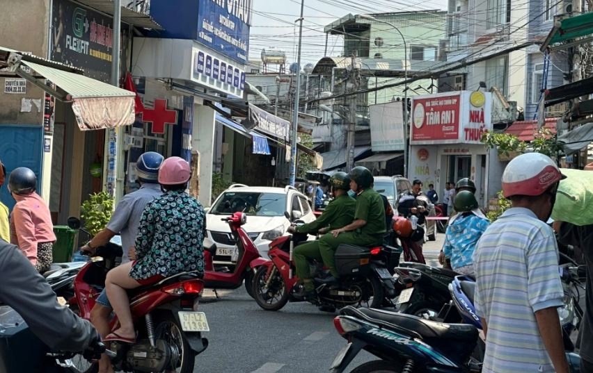 4 nguoi lon nguy kich sau vu chay nha tro o TP.HCM hinh anh