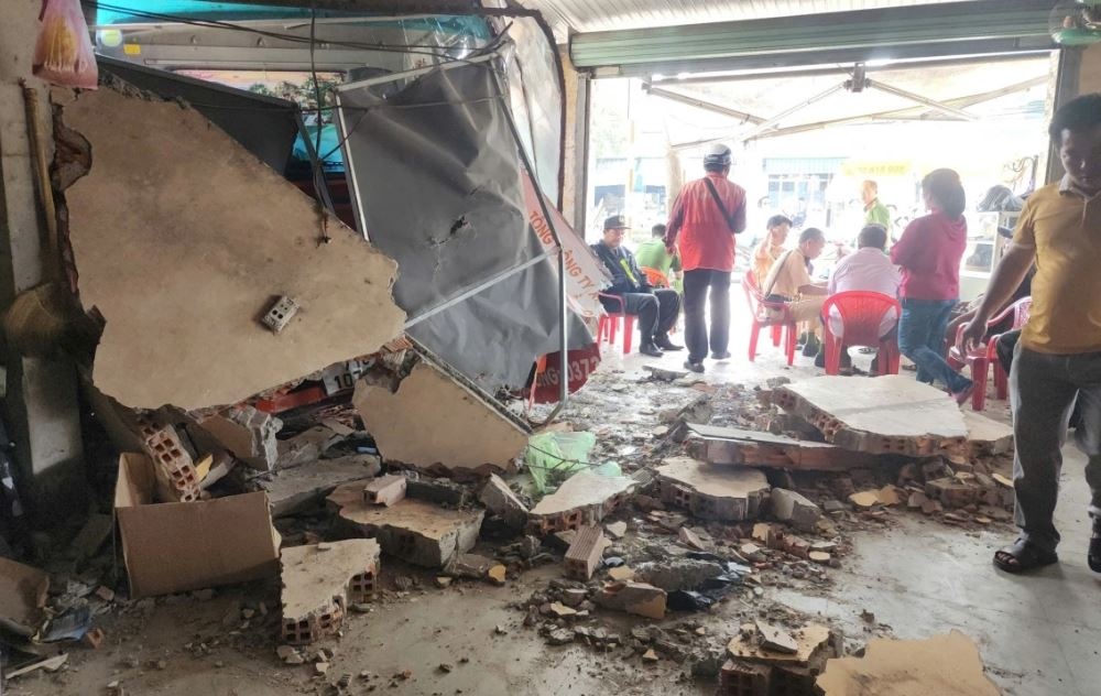 Xe tai tong sap tuong nha dan tai Dong Thap hinh anh