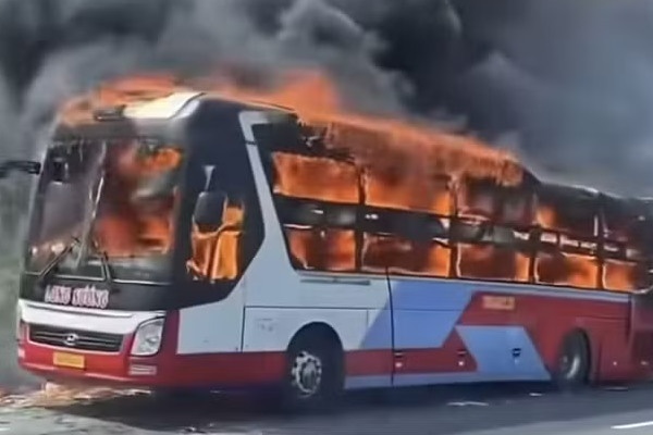 Xe khach boc chay ngun ngut tren Quoc lo 1 qua Khanh Hoa hinh anh