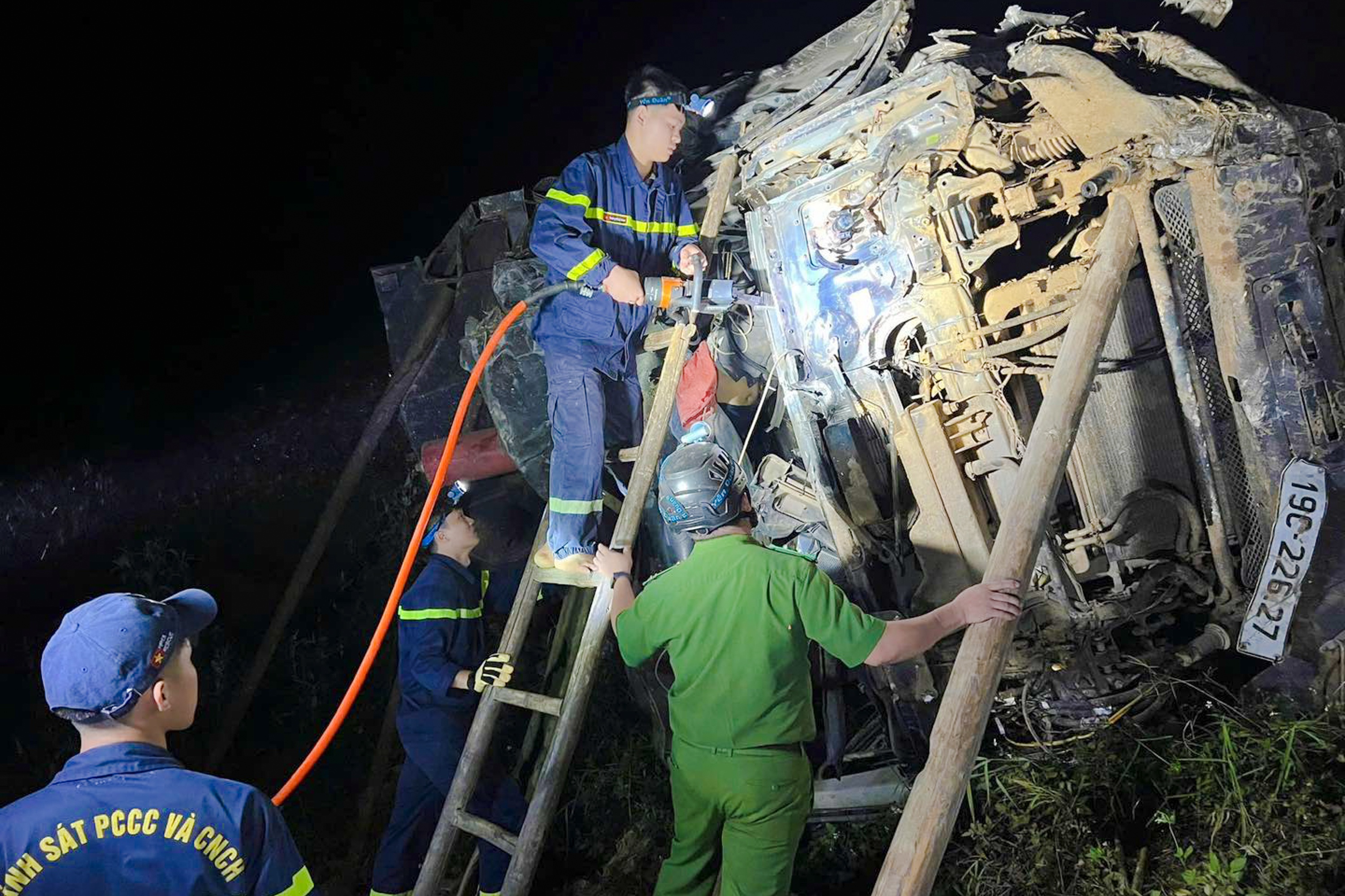 Xe tai lao xuong vuc sau, tai xe mac ket trong cabin suot 4 tieng hinh anh