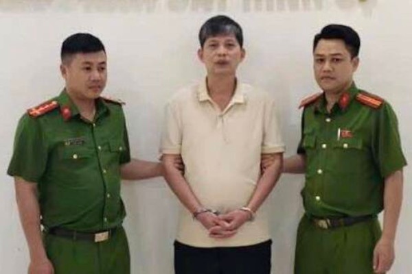 Bat giam nguoi dan ong do oto chan barie ham chung cu o Ha Noi hinh anh