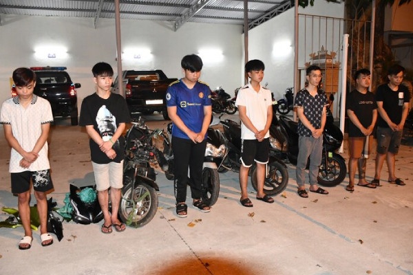 Nhom thanh thieu nien cam hung khi ruot danh, cuop xe giua pho Da Nang hinh anh