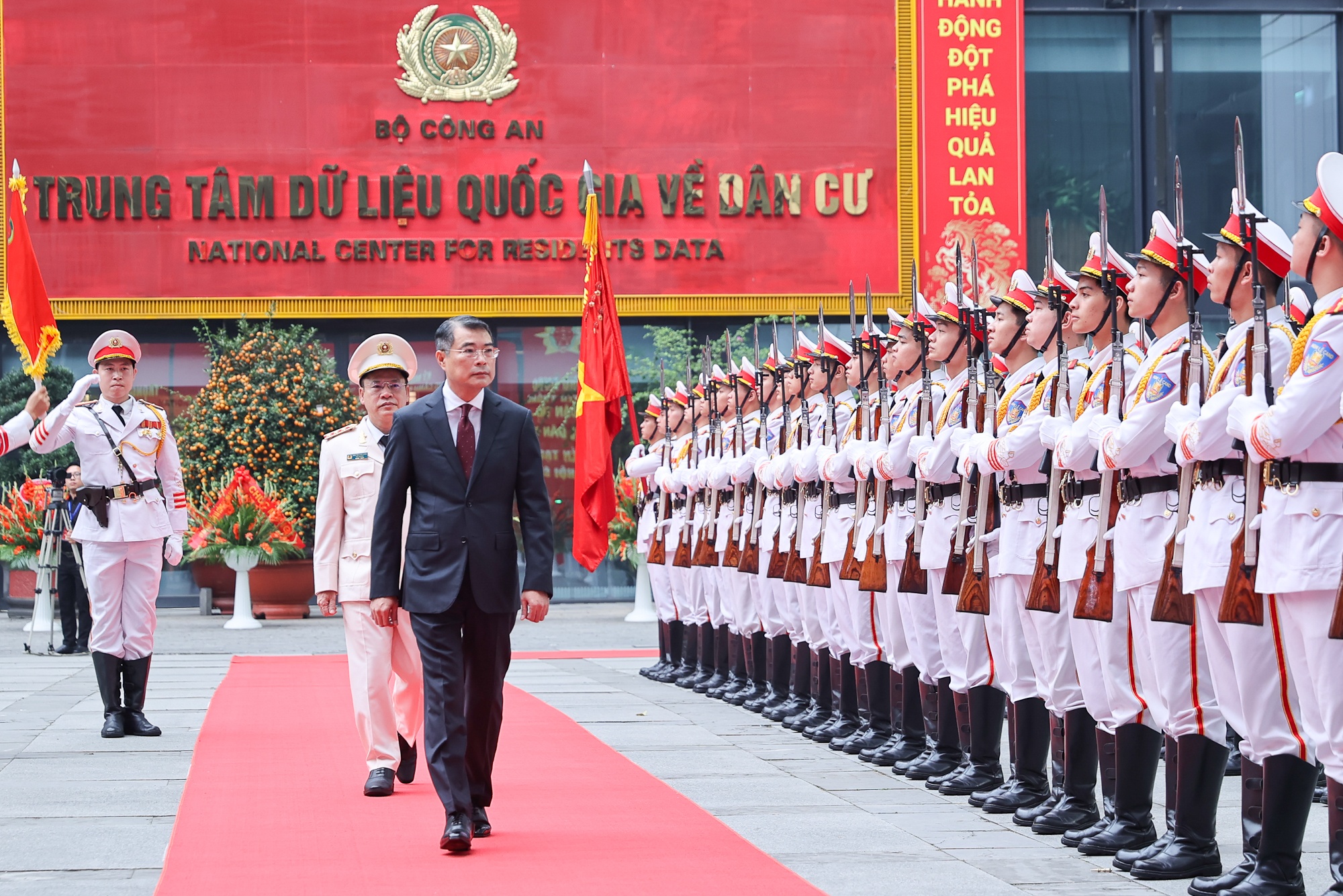 Hien dai hoa phuong thuc quan tri, xay dung nen hanh chinh phuc vu hinh anh