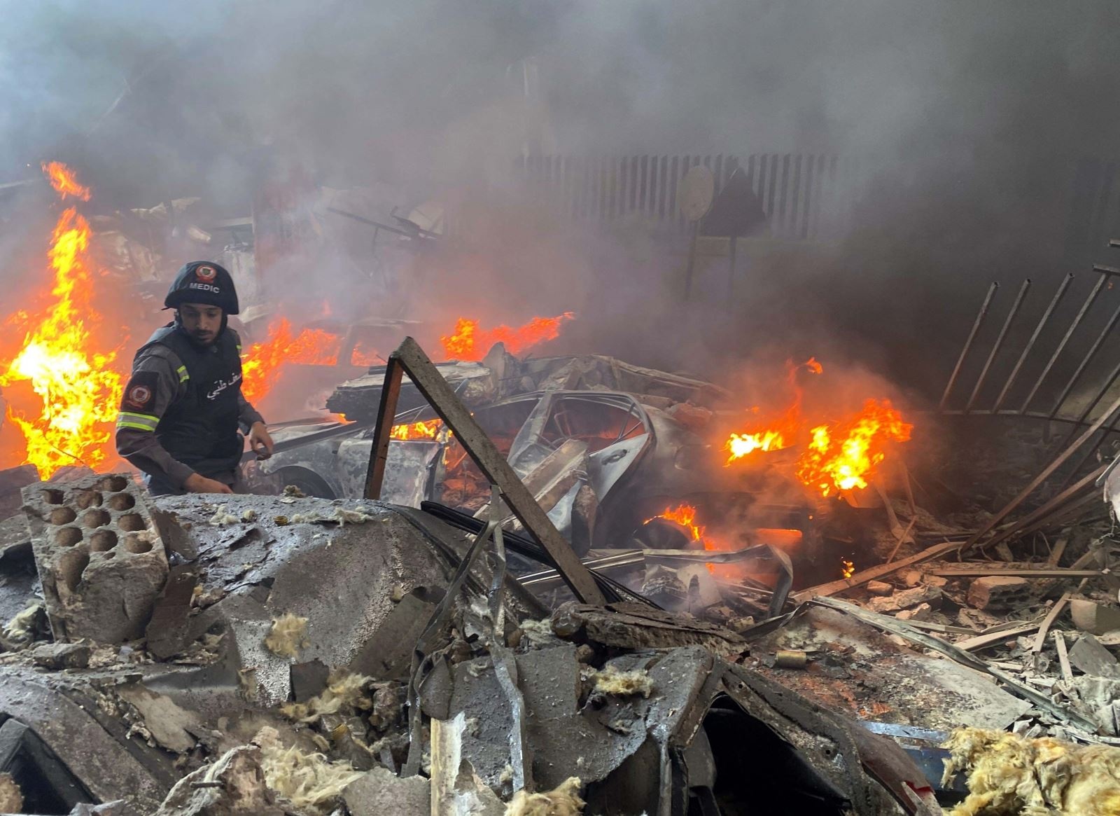 Iran sau 40 ngay: Quan su mat mot the he, kinh te thiet hai 140 ty USD hinh anh