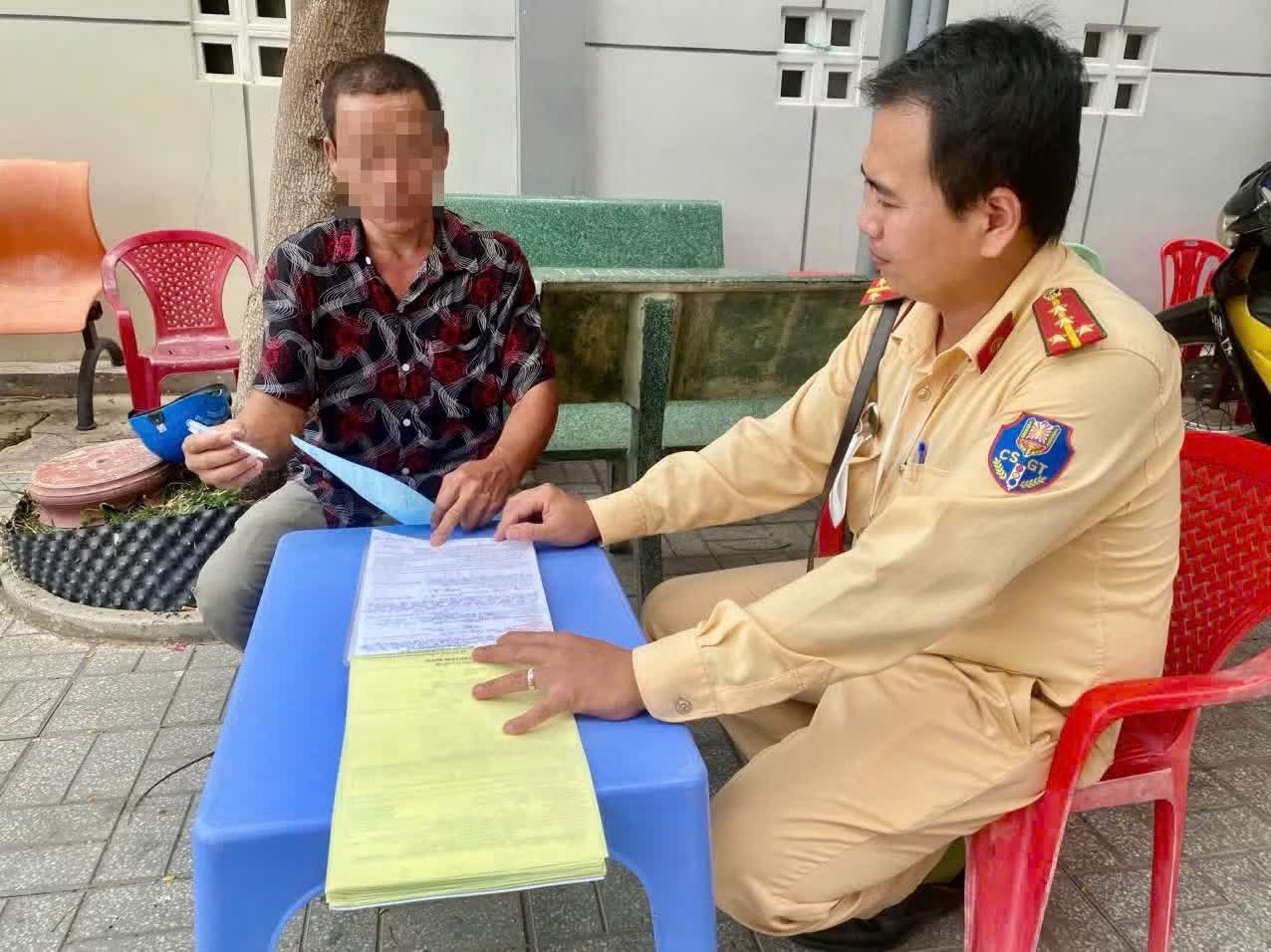 Manh dong,  Va cham giao thong anh 1