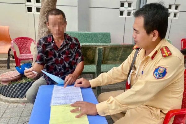 Manh dong sau va cham giao thong, nguoi dan ong lo ra nhieu vi pham hinh anh