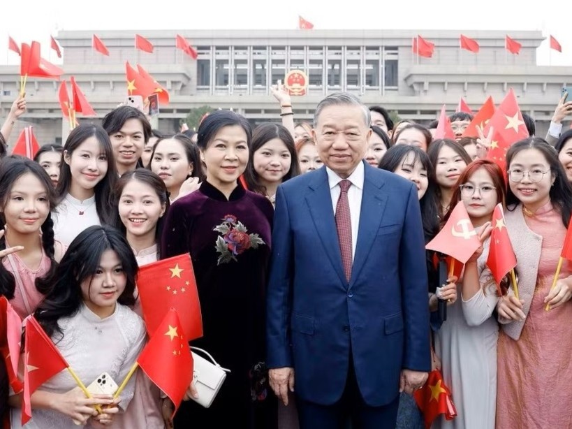 Tong Bi thu, Chu tich nuoc va Phu nhan bat dau tham Trung Quoc hinh anh