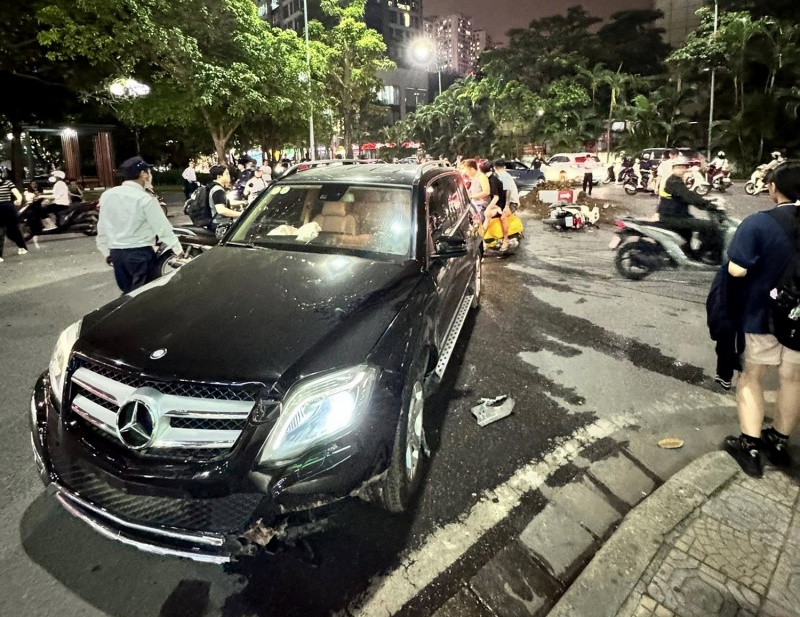 Tai xe oto dam nhieu xe may o Ha Noi vi pham nong do con hinh anh