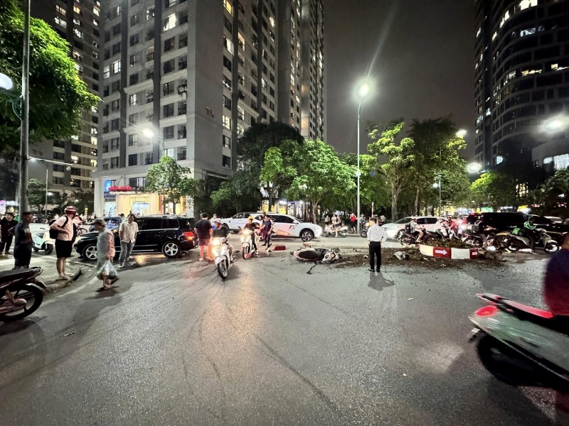 Tai xe oto,  dam nhieu xe may,  Mercedes GLK 250 anh 2