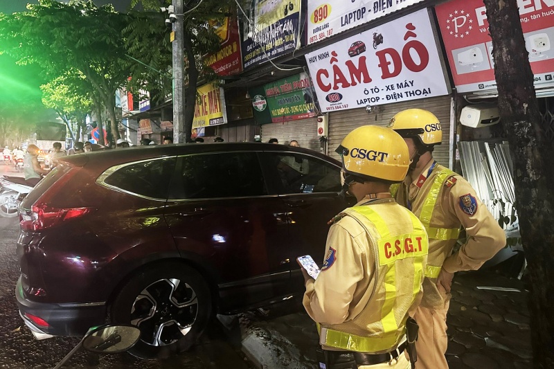 Lao xe vao cua hang cam do, tai xe oto vi pham nong do con hinh anh