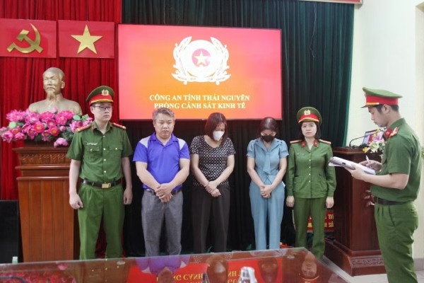 Sau vu thit lon nhiem dich tuon vao truong hoc, mot hieu truong bi bat hinh anh