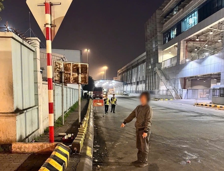 ban hang rong,  san bay Noi Bai anh 2