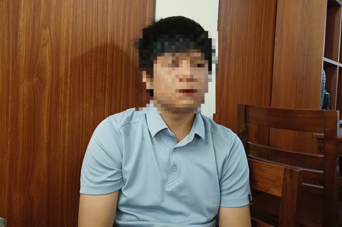 Tai xe taxi bi nguoi lai xe Mercedes danh sau va cham giao thong hinh anh