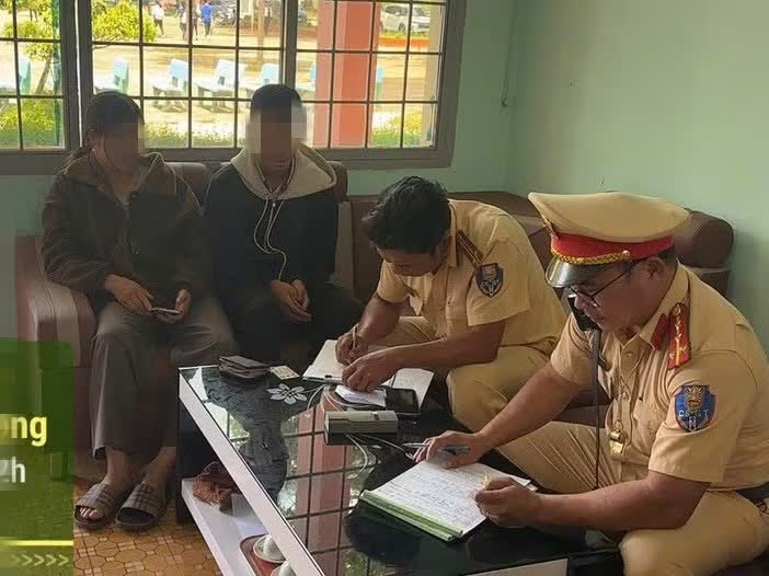 Nam sinh chay xe,  lang lach,  bi xu phat anh 1