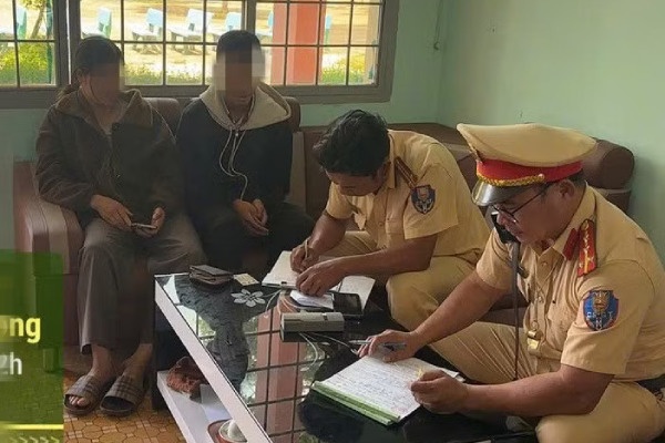 Nam sinh chay xe lang lach bi xu phat, tich thu phuong tien hinh anh