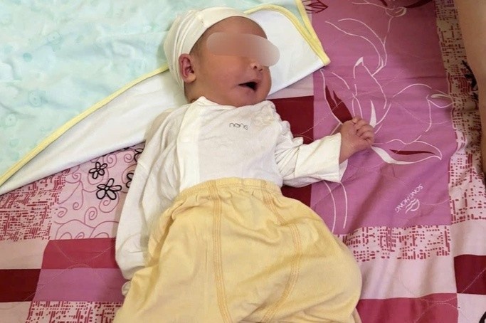 Be gai so sinh 5 ngay tuoi bi bo roi tai chua Dai Bi hinh anh