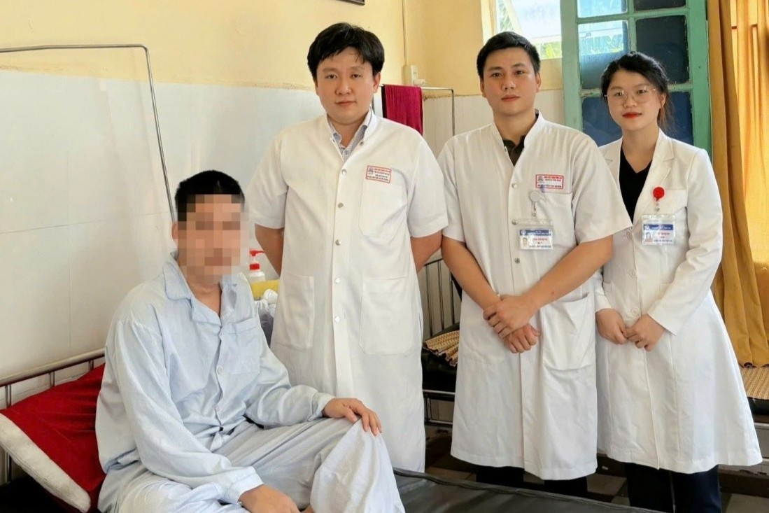 Benh nhan nuot cung luc 3 ban chai danh rang hinh anh