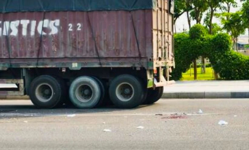 Nu sinh tu vong duoi banh container o Quy Nhon hinh anh