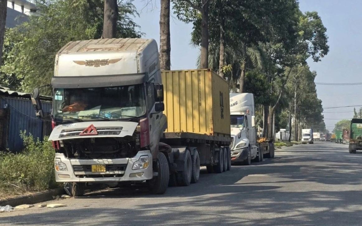 Thieu bai dau xe quanh cang Cat Lai hinh anh